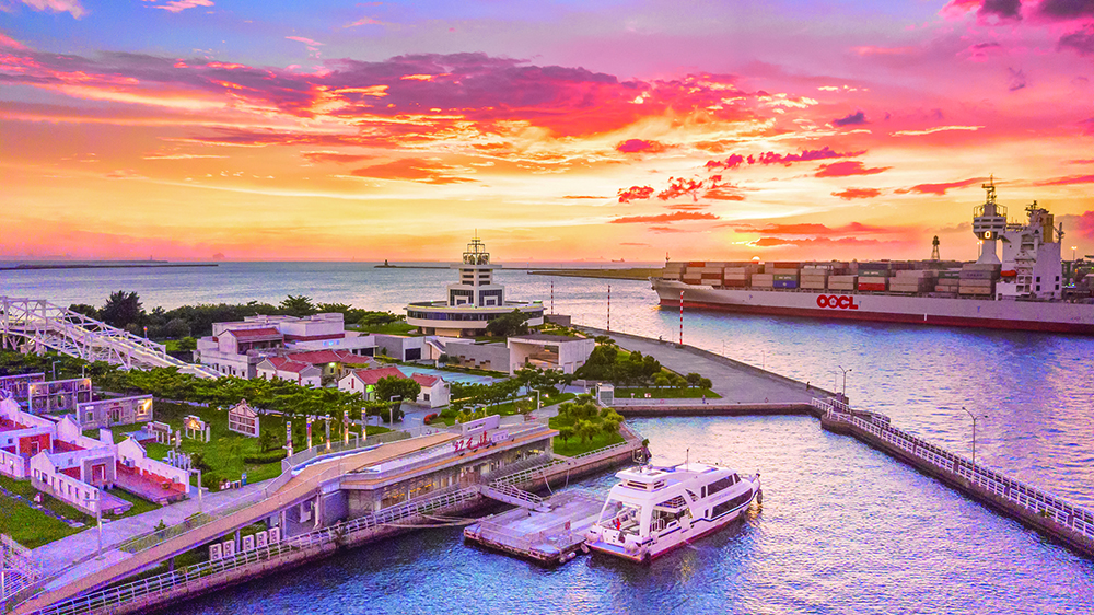 A Dreamy Coastal Sunset Journey - 高雄畫刊-高雄市政府新聞局