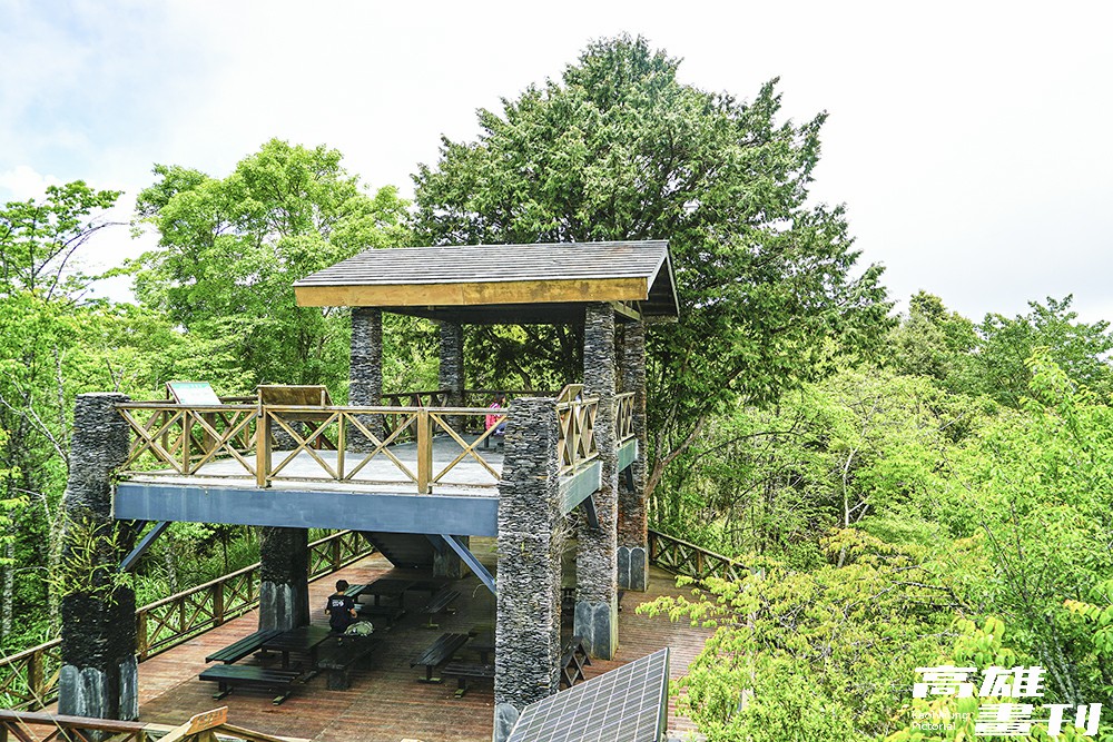 瞭望臺所在地為小百岳之一的東藤枝山，設有三等三角點，從前為林火通報功能，展望視野極佳，冬季時常可見雲海。(攝影/Cindy Lee)