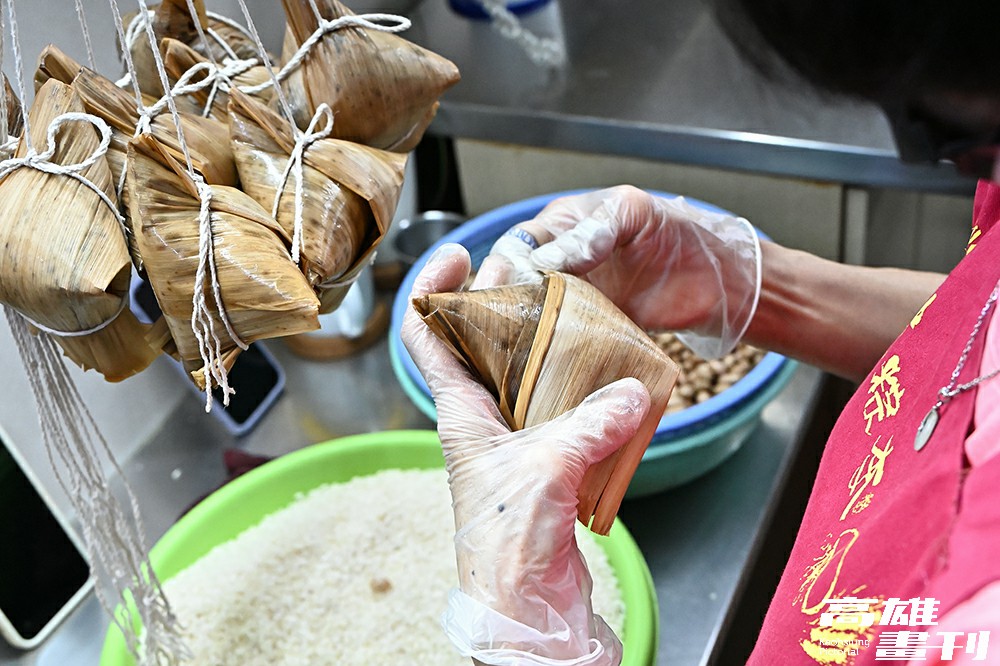 每顆菜粽都會用到三張葉片,中間為舊葉,旁邊二張為新葉。(攝影/Carter) 每顆菜粽都會用到三張葉片,中間為舊葉,旁邊二張為新葉。(攝影/Carter)