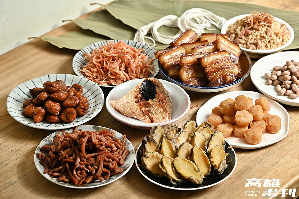 龐家肉粽對食材要求高,紅燒三層爌肉、鹹鴨蛋、新鮮蝦米、雲林北港花生、新社冬菇、東港櫻花蝦、貢寮鮑魚、阿根廷魷魚、日本北海道北勝干貝,一字排開相當壯觀。(攝影/Carter) 龐家肉粽對食材要求高,紅燒三層爌肉、鹹鴨蛋、新鮮蝦米、雲林北港花生、新社冬菇、東港櫻花蝦、貢寮鮑魚、阿根廷魷魚、日本北海道北勝干貝,一字排開相當壯觀。(攝影/Carter)