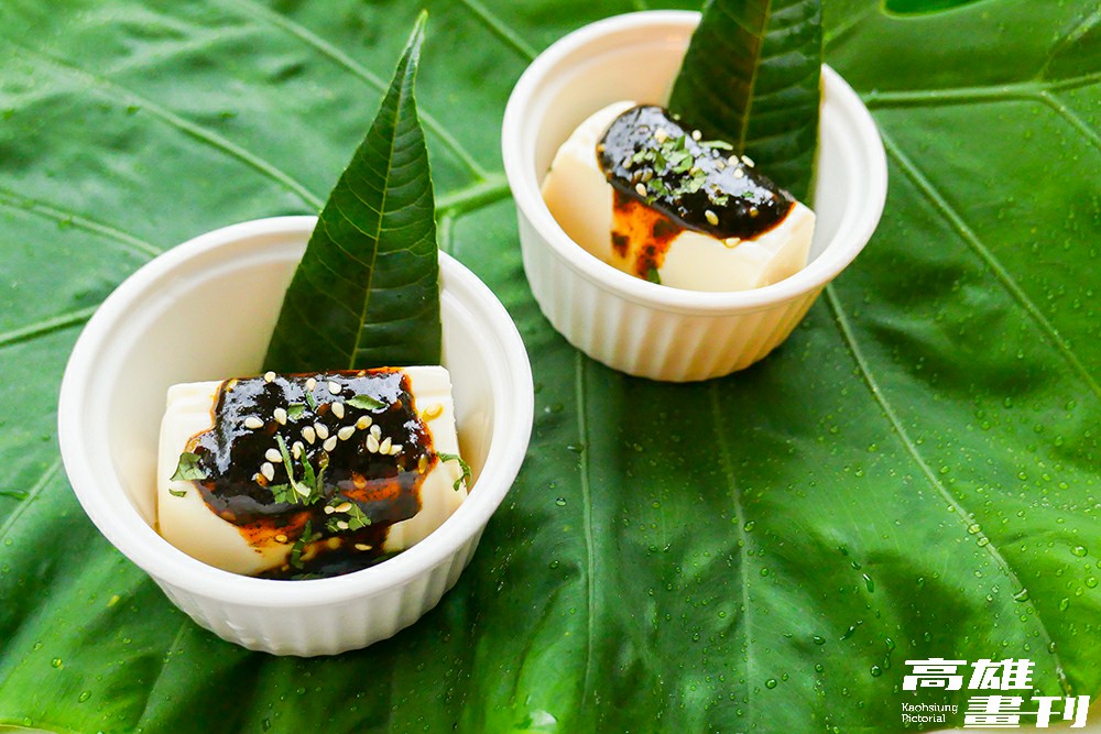 自製香椿醬以芝麻、花生油、素蠔油混合熬煮,淋在嫩豆腐上香氣逼人。(攝影/Naru) 自製香椿醬以芝麻、花生油、素蠔油混合熬煮,淋在嫩豆腐上香氣逼人。(攝影/Naru)