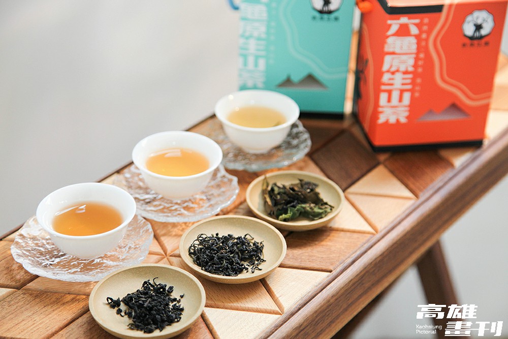 紅茶(前)色澤最深,帶蜜香與焦糖香味;青茶(中)帶焦糖、蜜香與花香;白茶(後)色澤最淺,且帶甘甜的甘蔗香味及花香。(攝影/Naru) 紅茶(前)色澤最深,帶蜜香與焦糖香味;青茶(中)帶焦糖、蜜香與花香;白茶(後)色澤最淺,且帶甘甜的甘蔗香味及花香。(攝影/Naru)