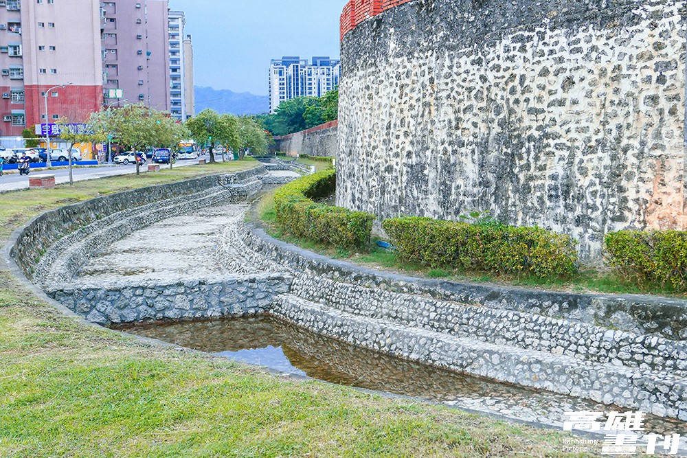 左營舊城東門,城牆外長達500公尺的護城河,2020年引蓮池潭水,護城河也終於恢復通水。(攝影/Naru) 左營舊城東門,城牆外長達500公尺的護城河,2020年引蓮池潭水,護城河也終於恢復通水。(攝影/Naru)