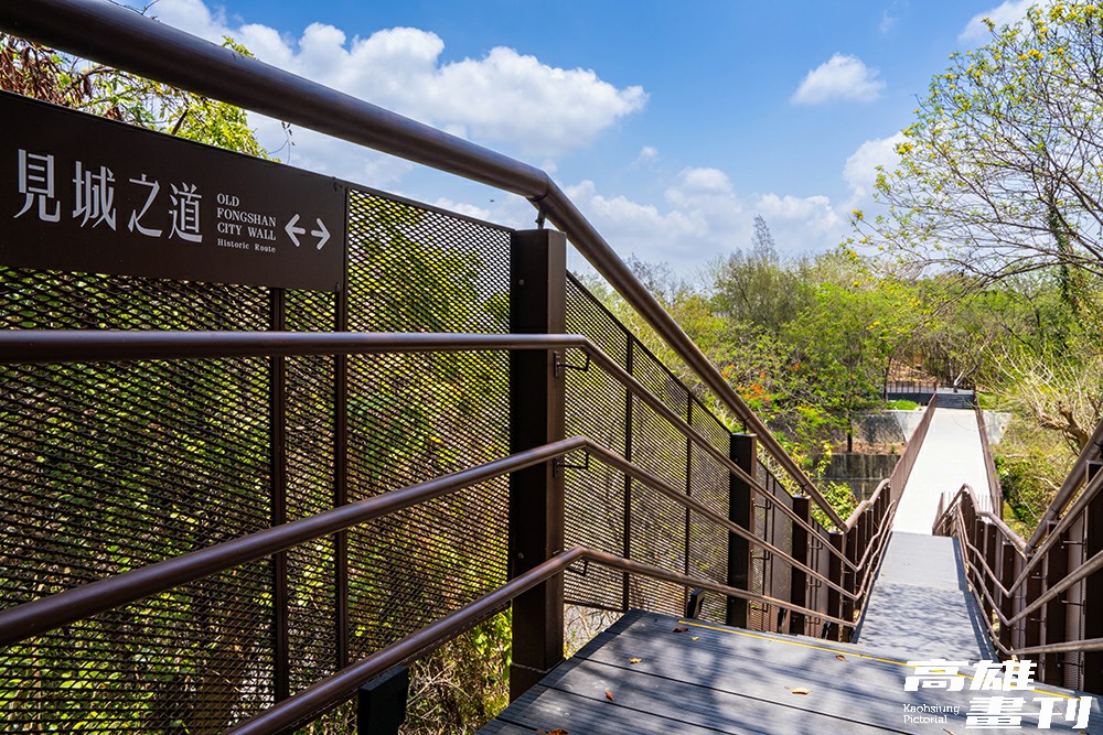 770公尺長的步道以見城館為起點,沿舊城牆往北穿越勝利路,銜接大小龜山既有步道後,再延伸至北門。(攝影/黃敬文) 770公尺長的步道以見城館為起點,沿舊城牆往北穿越勝利路,銜接大小龜山既有步道後,再延伸至北門。(攝影/黃敬文)