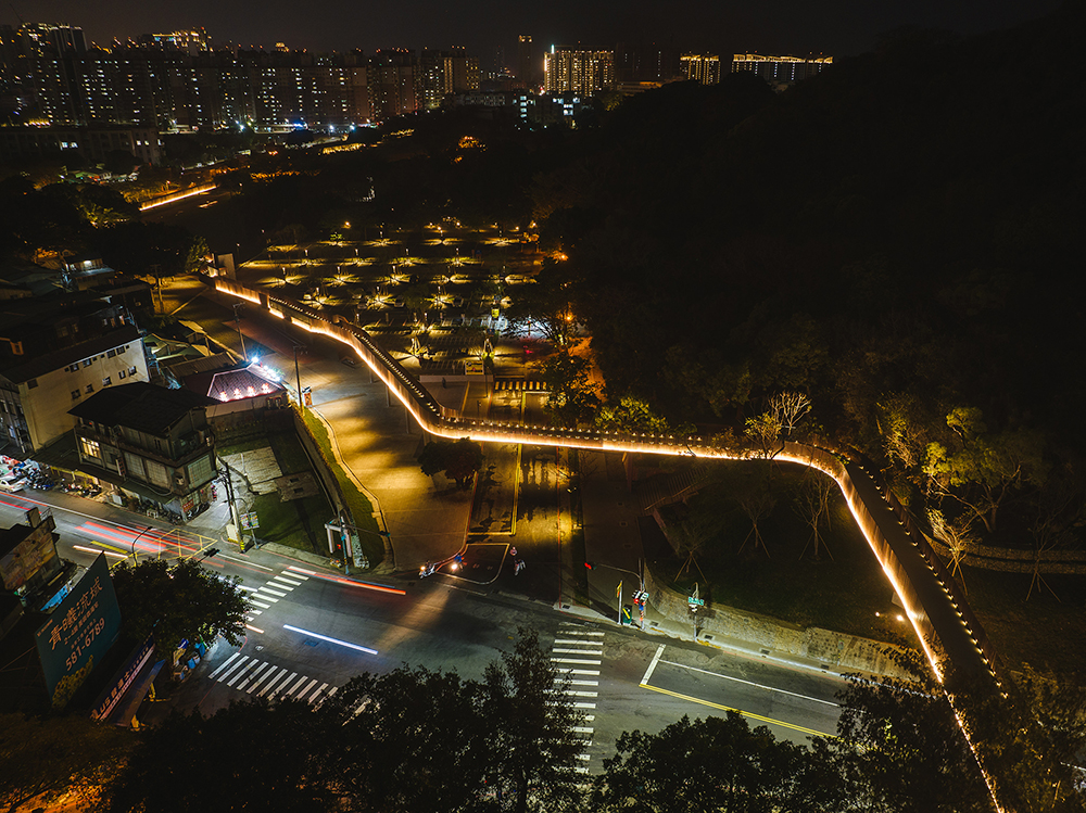 從高處瞭望夜間的見城之道,彷彿一道跨越天際的銀河。(圖片提供/高市府文化局) 從高處瞭望夜間的見城之道,彷彿一道跨越天際的銀河。(圖片提供/高市府文化局)