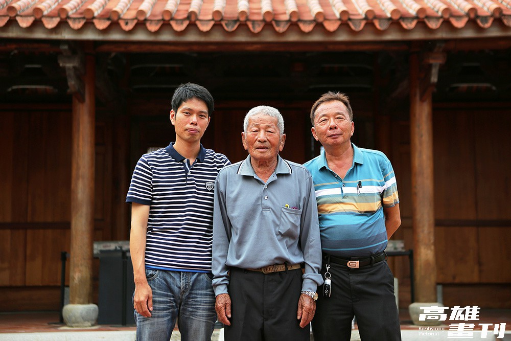 人間國寶蘇清良匠師（中），與從事建築工程的兒子蘇神男（右），以及向他拜師的孫子蘇建銘（左），建築志業傳承三代，國寶級手藝得以繼續傳承。（攝影/楊為仁)