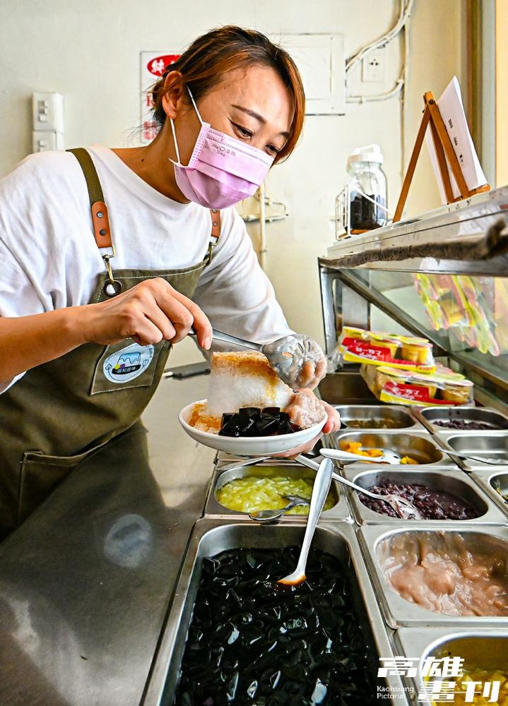 吧台琳瑯滿目的八寶配料,幾乎都由闆娘手工熬煮。(攝影/Carter) 吧台琳瑯滿目的八寶配料,幾乎都由闆娘手工熬煮。(攝影/Carter)