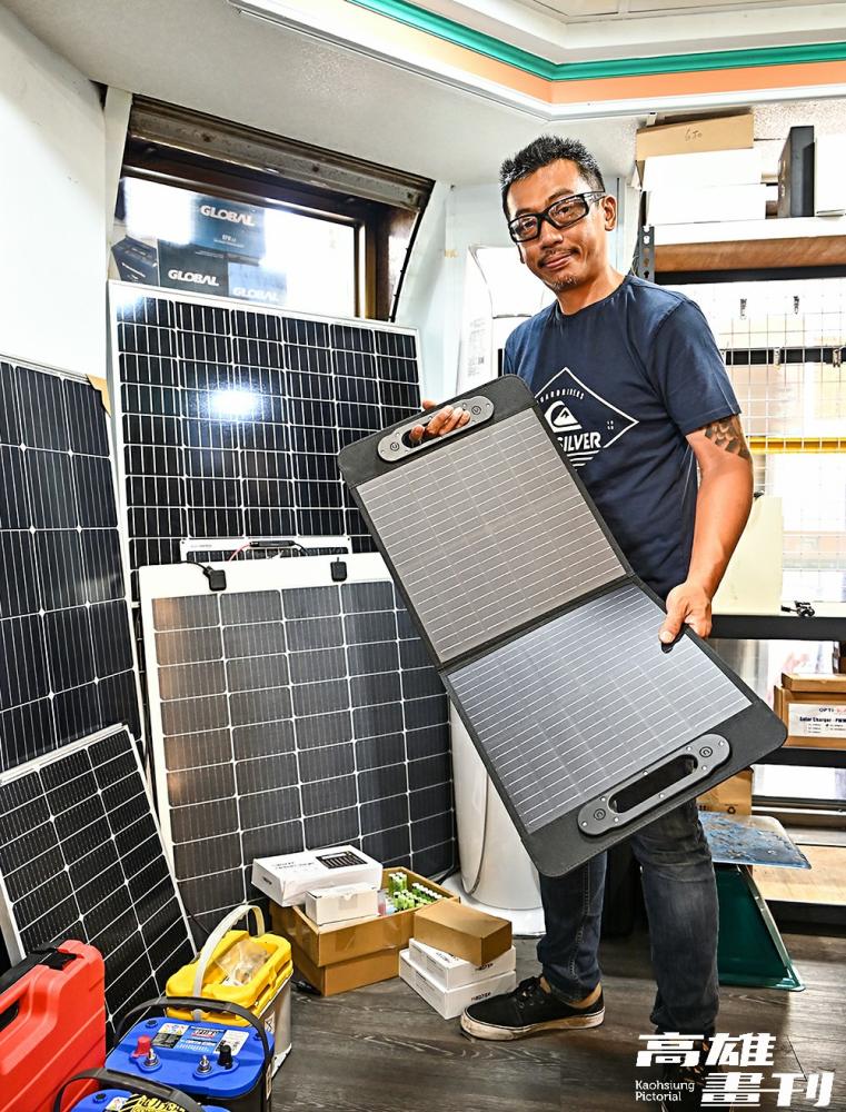 店內銷售琳琅滿目的商品,光是太陽能板就有硬式太陽能板、軟式太陽能板與折疊式太陽能板等種類。(攝影/Carter) 店內銷售琳琅滿目的商品,光是太陽能板就有硬式太陽能板、軟式太陽能板與折疊式太陽能板等種類。(攝影/Carter)