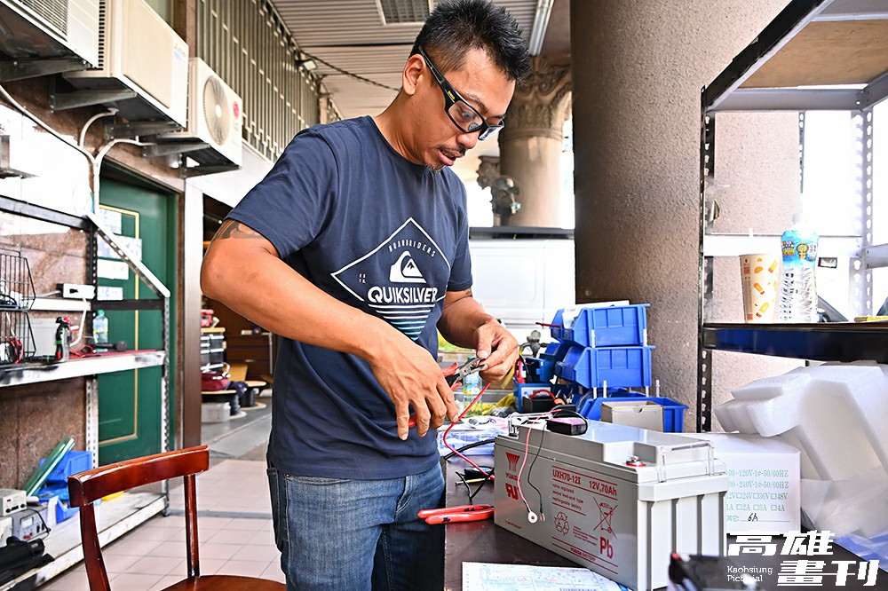網紅龍哥的電池專賣店,經常幫客人組裝電池,依照客人需求去搭配設備。(攝影/Carter) 網紅龍哥的電池專賣店,經常幫客人組裝電池,依照客人需求去搭配設備。(攝影/Carter)