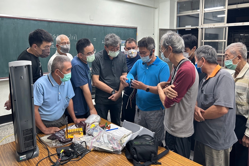 在社區大學及學校開設家電維修課程,協助地方培養在地維修人才。(圖片提供/小家電診所) 在社區大學及學校開設家電維修課程,協助地方培養在地維修人才。(圖片提供/小家電診所)
