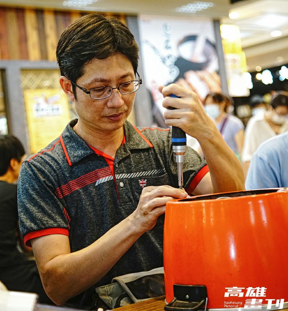 小家電診所召集人黃武就,平時為楠梓國小老師,因認同歐洲「維修咖啡館」概念,與一群志同道合的維修朋友,當起志工免費幫民眾修小家電。(攝影/曾信耀) 小家電診所召集人黃武就,平時為楠梓國小老師,因認同歐洲「維修咖啡館」概念,與一群志同道合的維修朋友,當起志工免費幫民眾修小家電。(攝影/曾信耀)
