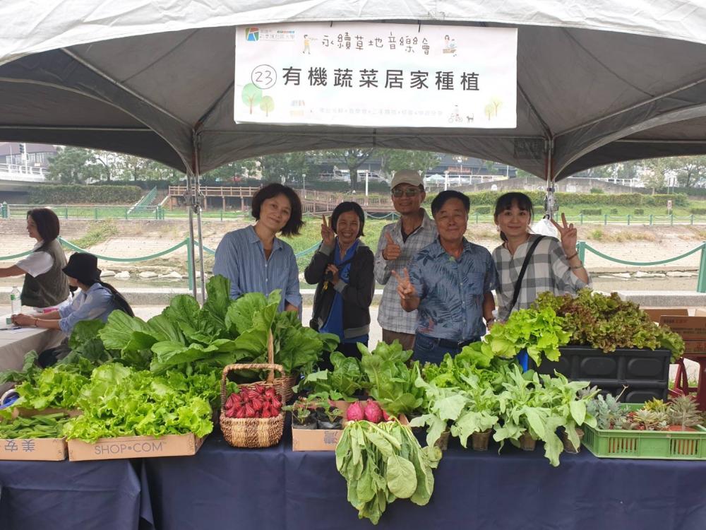 北高雄社區大學有機蔬菜居家種植成果展。(圖片提供/陳乙平) 北高雄社區大學有機蔬菜居家種植成果展。(圖片提供/陳乙平)