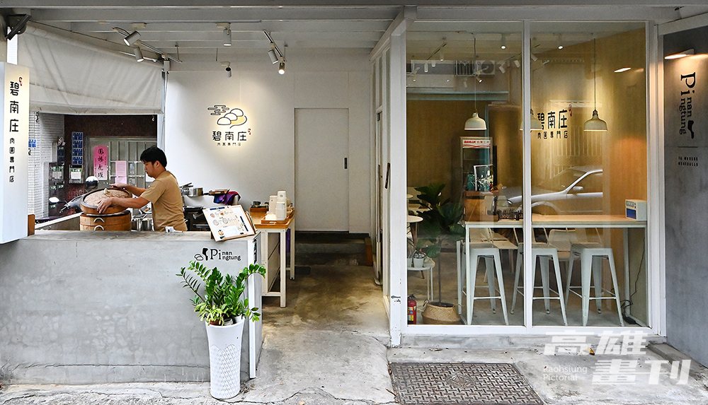 碧南庄肉圓專賣店打破傳統小吃印象,年輕頭家葉安祥以國外馬卡龍店為靈感,打造大面落地窗、白色系的清新風格。(攝影/Carter) 碧南庄肉圓專賣店打破傳統小吃印象,年輕頭家葉安祥以國外馬卡龍店為靈感,打造大面落地窗、白色系的清新風格。(攝影/Carter)