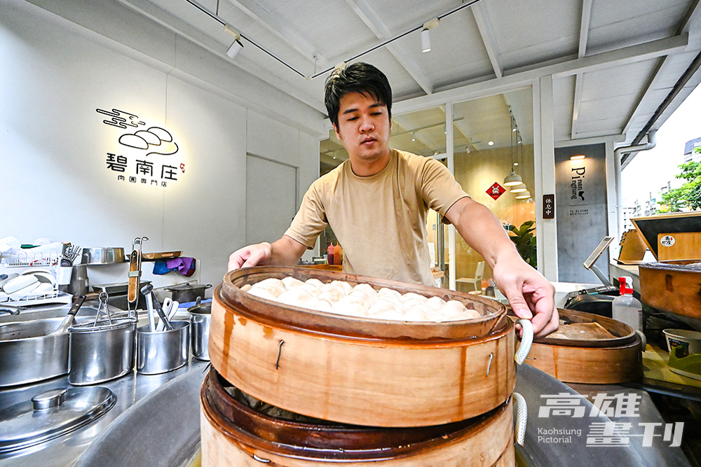 葉安祥自小跟著母親在外揮汗擺攤,本來打定主意不做這行,但不捨母親年歲漸長,最後返家傳承手藝,打開蒸籠香味四溢,成為他日常寫照。(攝影/Carter) 葉安祥自小跟著母親在外揮汗擺攤,本來打定主意不做這行,但不捨母親年歲漸長,最後返家傳承手藝,打開蒸籠香味四溢,成為他日常寫照。(攝影/Carter)