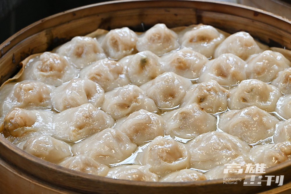 招牌古早味肉圓的外皮,外皮由米漿粉以手工搗成,內餡包入新鮮絞肉,選用較不油膩的溫體豬胛心肉,吃得到肉的鮮味。(攝影/Carter) 招牌古早味肉圓的外皮,外皮由米漿粉以手工搗成,內餡包入新鮮絞肉,選用較不油膩的溫體豬胛心肉,吃得到肉的鮮味。(攝影/Carter)
