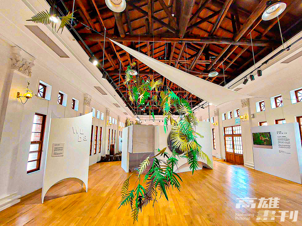 剪紙藝術家Wuba Yang作品「風在柴山散步」，以其擅長的立體紙植物雕塑，重現兒時記憶中的柴山散步道。(攝影/Naru)