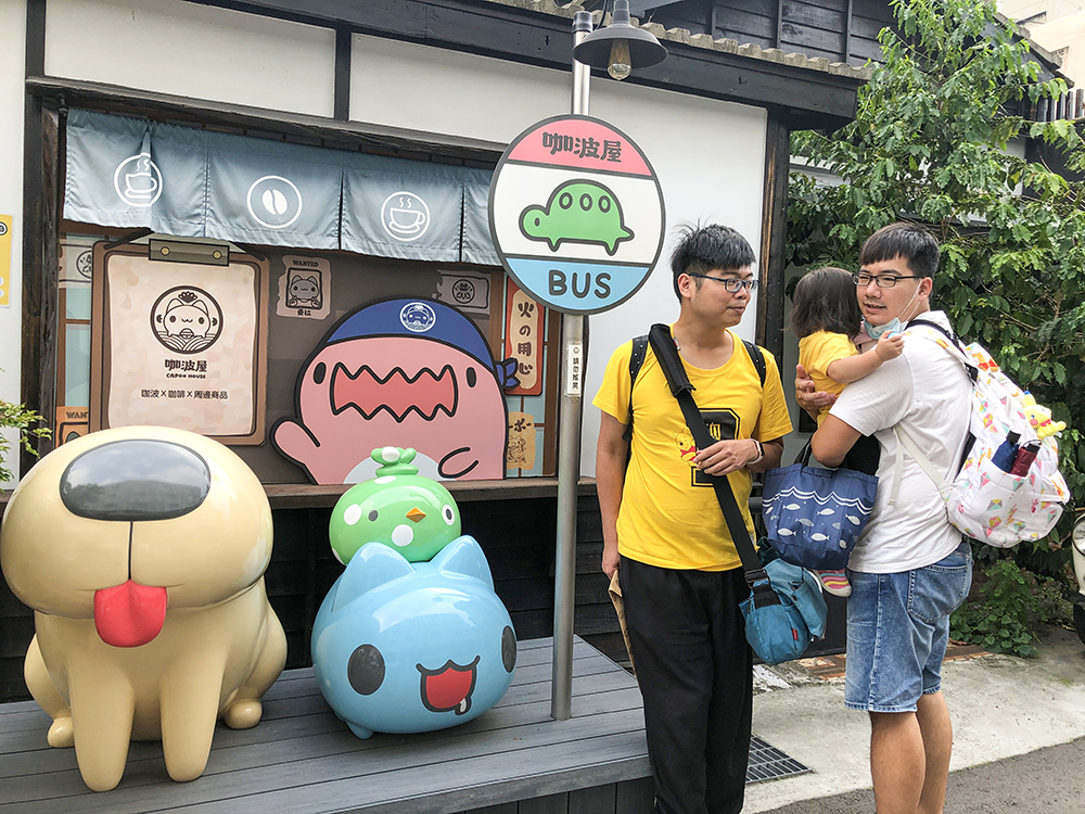 同志配偶圍圍、喵喵與女兒肉肉，是臺灣第一例，也是亞洲首例無血緣的同志收養家庭。 (圖片提供/圍爸、喵爸 )