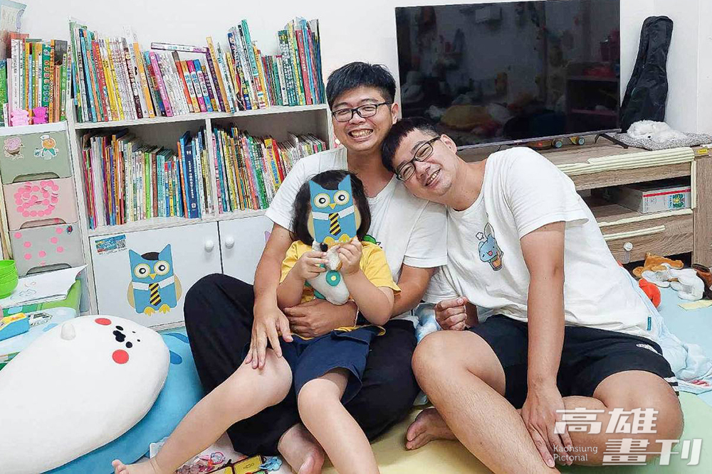圍爸、喵爸、肉肉一家三口，在高雄過著幸福而踏實的家庭生活。(攝影/Naru)