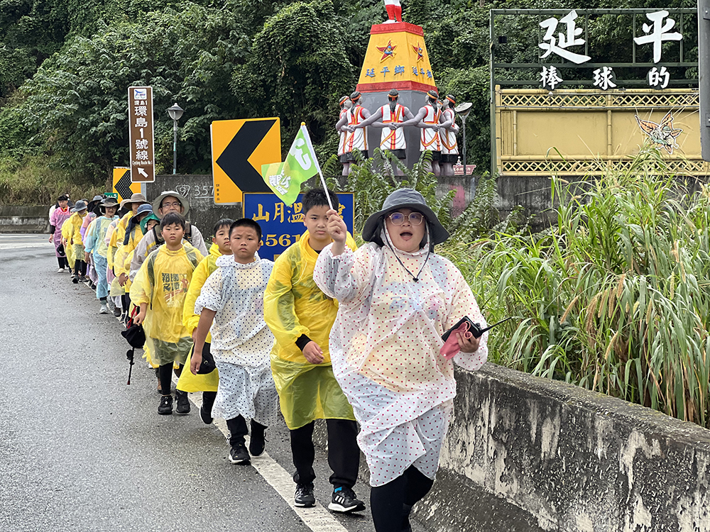 2022年逆轉聯盟第一次舉辦百人健行活動,參與的孩子不但交到好朋友,也對克服逆境有另一層次的體悟。(圖片提供/逆轉聯盟) 2022年逆轉聯盟第一次舉辦百人健行活動,參與的孩子不但交到好朋友,也對克服逆境有另一層次的體悟。(圖片提供/逆轉聯盟)