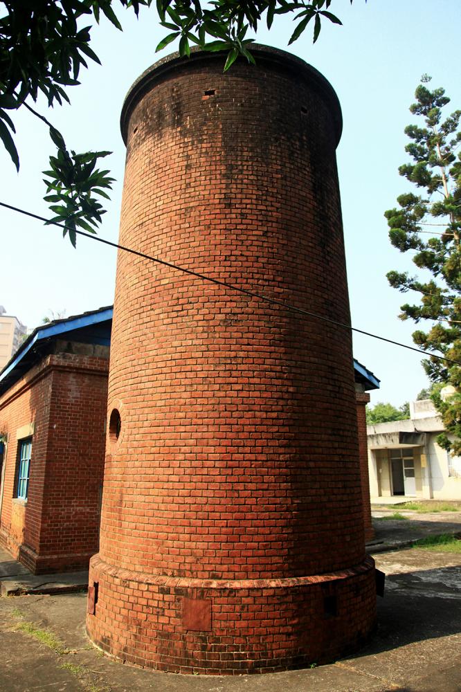 紅磚瓦建造的圓柱塔為水塔功用。 紅磚瓦建造的圓柱塔為水塔功用。