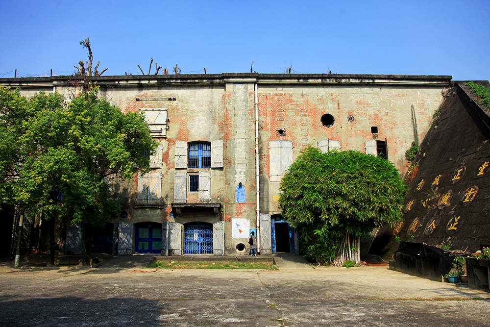為防止敵軍轟炸,大碉堡上方有厚厚泥土,門亦採用防爆門,從正面看到三個跨間的設計皆不同。 為防止敵軍轟炸,大碉堡上方有厚厚泥土,門亦採用防爆門,從正面看到三個跨間的設計皆不同。