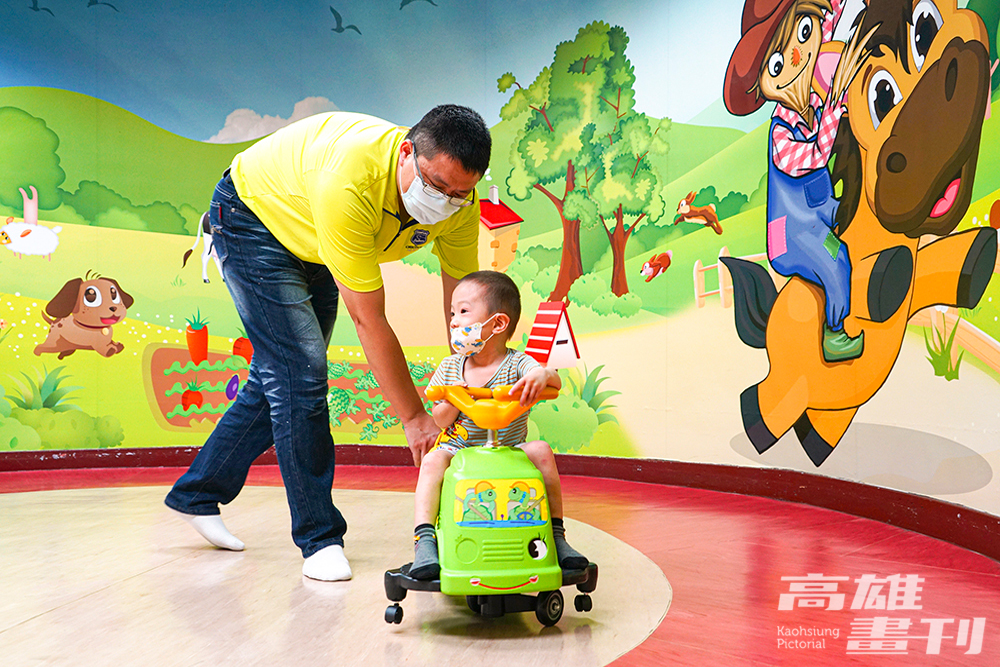 高雄目前已於 19 個行政區設置 22 處親子館,針對0至6歲嬰幼兒及其家長提供育兒資源及分齡遊戲室等空間。(攝影/Cindy Lee) 高雄目前已於 19 個行政區設置 22 處親子館,針對0至6歲嬰幼兒及其家長提供育兒資源及分齡遊戲室等空間。(攝影/Cindy Lee)