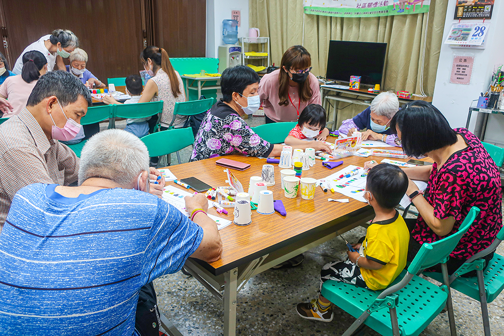 左營富民親子館辦理老幼共融活動。(圖片提供/高市府社會局兒童褔利服務中心) 左營富民親子館辦理老幼共融活動。(圖片提供/高市府社會局兒童褔利服務中心)