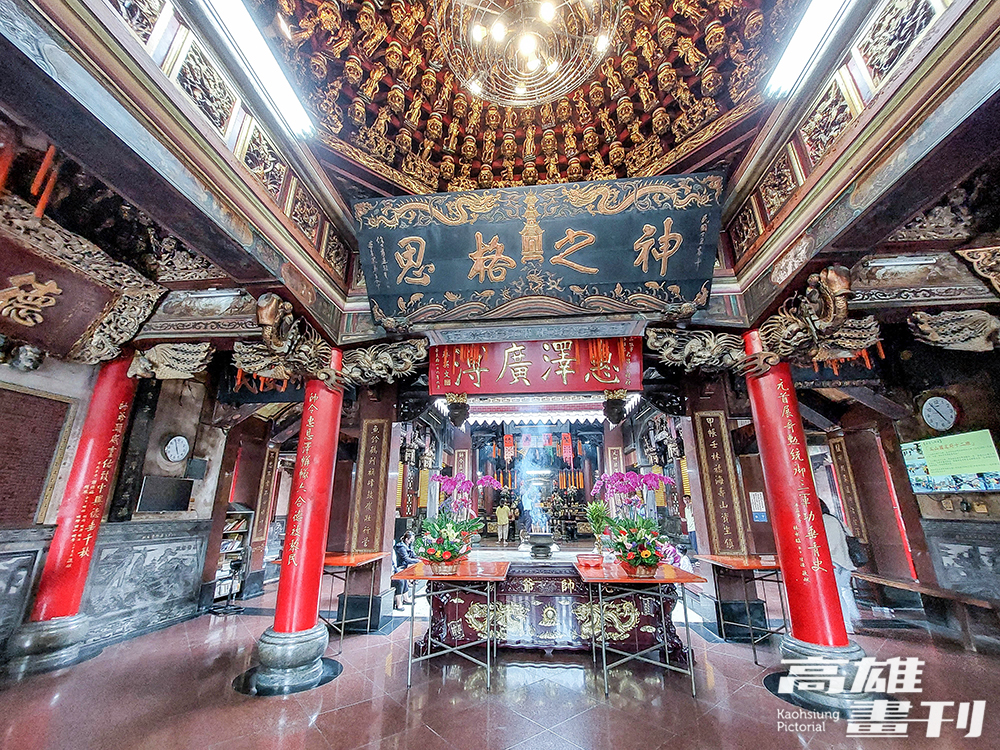 元帥府與右昌其他3家公廟自1929年元帥降旨後,共同署名廢除中元普渡,改以春、秋二祭,並禁焚金紙、供奉三牲酒醴等葷物。(攝影/Naru) 元帥府與右昌其他3家公廟自1929年元帥降旨後,共同署名廢除中元普渡,改以春、秋二祭,並禁焚金紙、供奉三牲酒醴等葷物。(攝影/Naru)