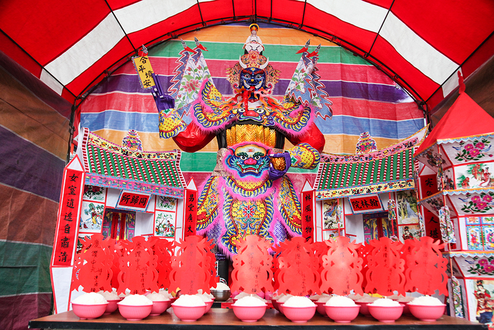 義民節上出現的大士爺，負責坐鎮普渡會場，青面獠牙、吐長舌、口噴火焰，模樣威武。(圖片提供/高雄市褒忠義民廟)