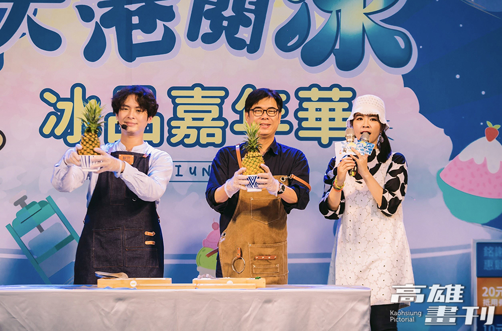陳其邁市長親臨活動現場與民眾同樂,青春勁舞表演將活動現場氣氛帶到最高點。(圖片提供/高市府新聞局) 陳其邁市長親臨活動現場與民眾同樂,青春勁舞表演將活動現場氣氛帶到最高點。(圖片提供/高市府新聞局)