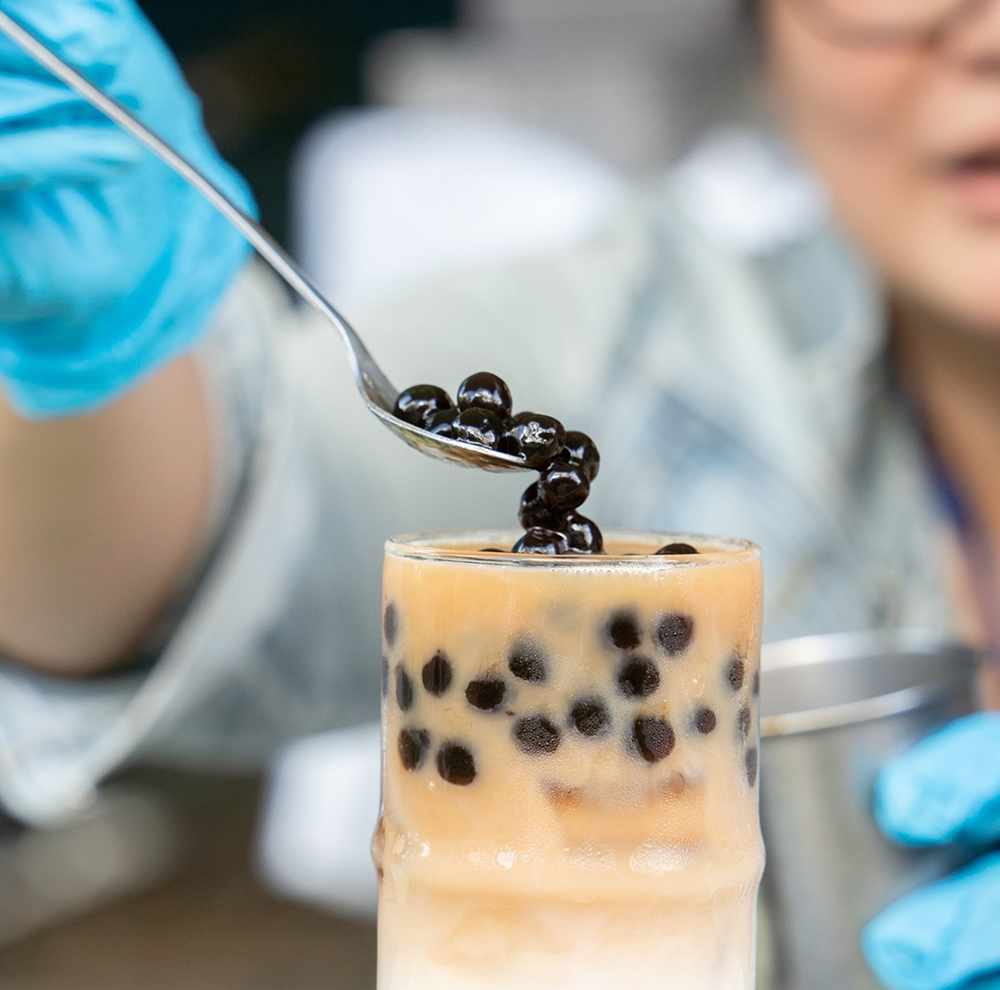 無論波霸或珍珠皆適宜增添奶茶咀嚼Q彈口感。(圖片提供/高市府觀光局) 無論波霸或珍珠皆適宜增添奶茶咀嚼Q彈口感。(圖片提供/高市府觀光局)
