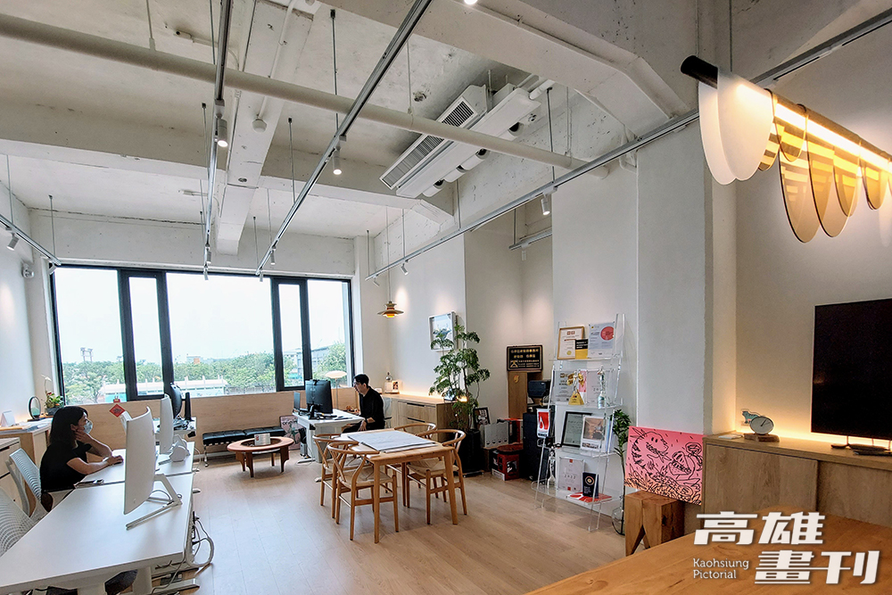 伍偉廷建築師事務所最初進駐於駁二共創1號基地,因為擴編進駐新開幕的駁二共創2號基地。(攝影/Naru) 伍偉廷建築師事務所最初進駐於駁二共創1號基地,因為擴編進駐新開幕的駁二共創2號基地。(攝影/Naru)
