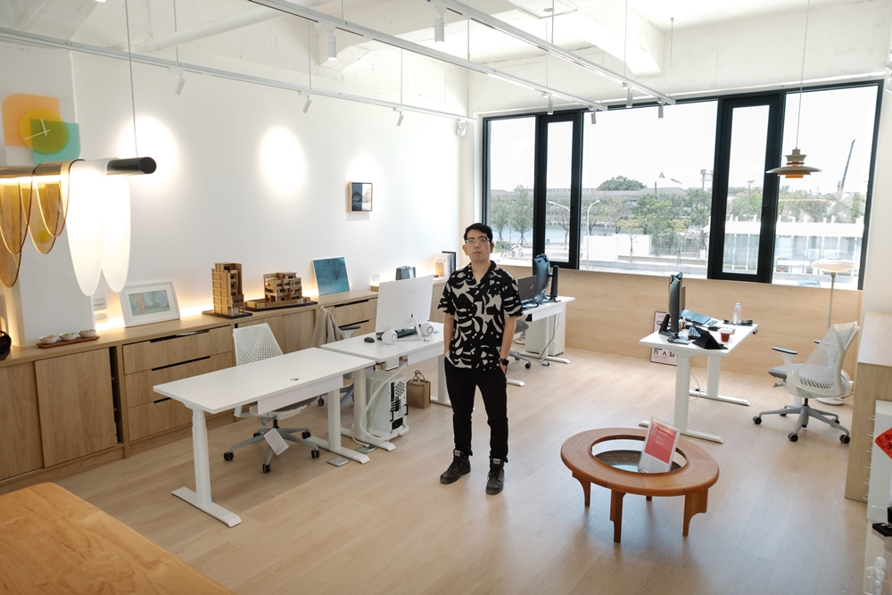 伍偉廷建築師事務所展示許多個人收藏的藝術作品,希望藉由共創空間與不同創作者及品牌跨域合作。(圖片提供/駁二藝術特區) 伍偉廷建築師事務所展示許多個人收藏的藝術作品,希望藉由共創空間與不同創作者及品牌跨域合作。(圖片提供/駁二藝術特區)