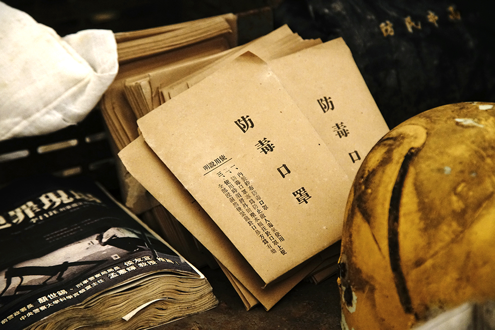 坑道裡發現防毒口罩、民防通行證等警備用品。 坑道裡發現防毒口罩、民防通行證等警備用品。