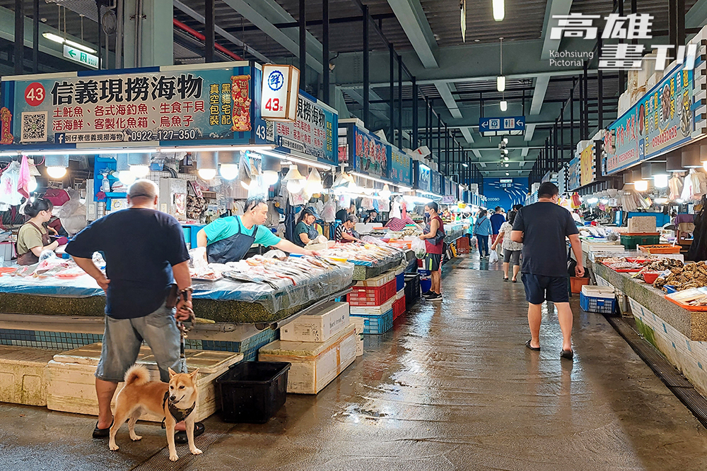 下午大約4點,魚市場內零售攤位會排滿各種現撈仔海魚,種類讓人目不暇給。(攝影/李瑰嫻) 下午大約4點,魚市場內零售攤位會排滿各種現撈仔海魚,種類讓人目不暇給。(攝影/李瑰嫻)