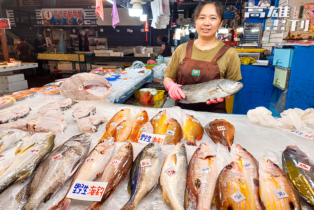 蚵仔寮魚市場各類鮮魚並排於零售攤上,讓人目不暇給。(攝影/李瑰嫻) 蚵仔寮魚市場各類鮮魚並排於零售攤上,讓人目不暇給。(攝影/李瑰嫻)