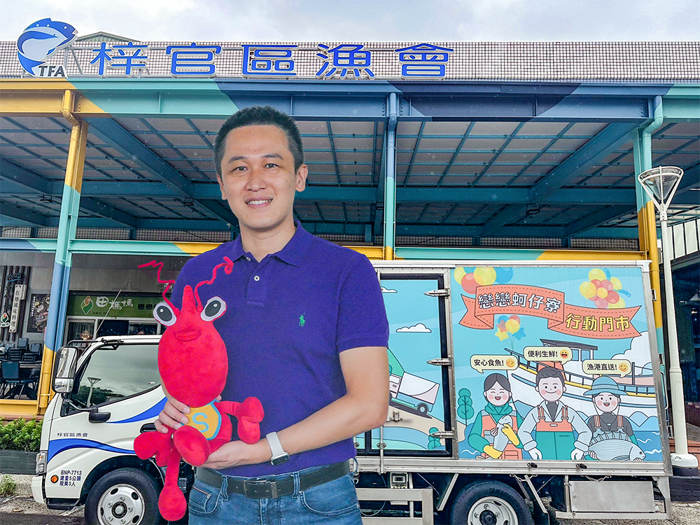 梓官區漁會重金打造全國首輛行動門市冷鏈服務車,獨家設計冷凍系統,熄火後可不插電保鮮5小時,新鮮直送。圖為梓官區漁會總幹事張鈞華。(圖片提供/梓官區漁會) 梓官區漁會重金打造全國首輛行動門市冷鏈服務車,獨家設計冷凍系統,熄火後可不插電保鮮5小時,新鮮直送。圖為梓官區漁會總幹事張鈞華。(圖片提供/梓官區漁會)