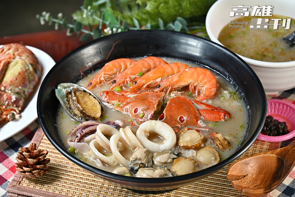 干貝、鮑魚、花枝、牡蠣、蛤蠣、蝦子外，還有隨季節出場的三點蟹或石蟳，趁著秋蟹最對時，來一碗惡魔海鮮粥，果真名不虛傳。(攝影/Carter)
