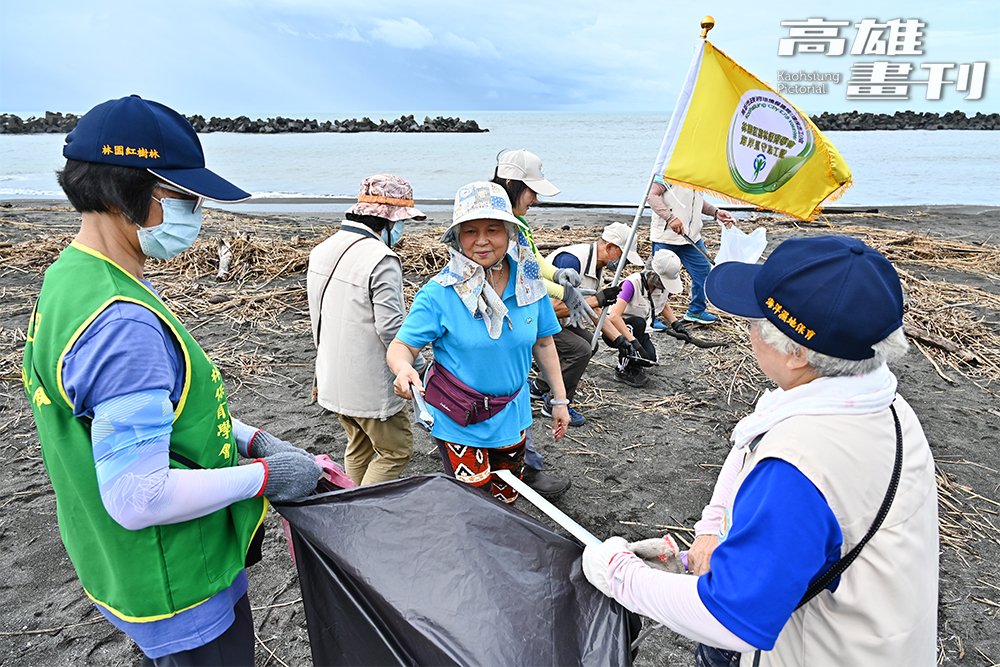海岸巡守志工隊每月定期進行巡檢,是高雄海岸線環境維護不可或缺的生力軍。(攝影/Carter) 海岸巡守志工隊每月定期進行巡檢,是高雄海岸線環境維護不可或缺的生力軍。(攝影/Carter)