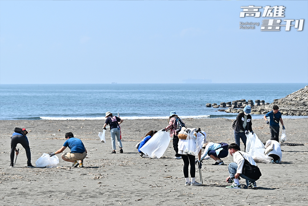近年來,市府環保局持續推動淨灘工作,努力維護高雄海岸沙灘環境。(攝影/Carter) 近年來,市府環保局持續推動淨灘工作,努力維護高雄海岸沙灘環境。(攝影/Carter)
