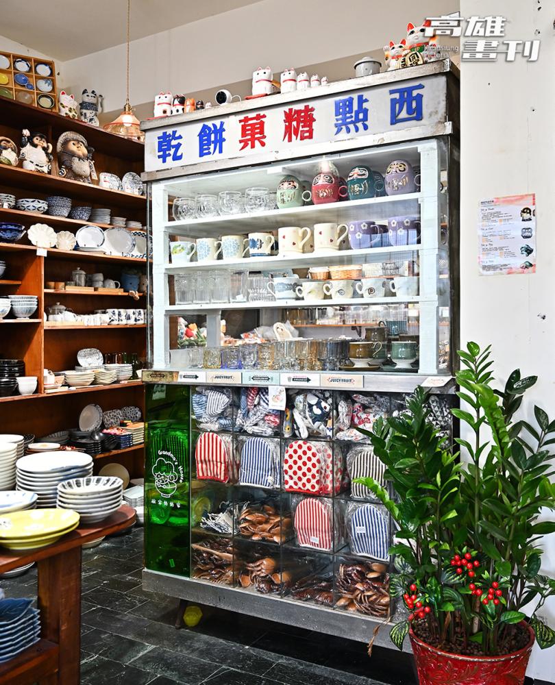 古董玻璃櫃上寫著「西點、糖果、餅乾」的標語，讓人彷彿回到純真年代。(攝影/Carter)