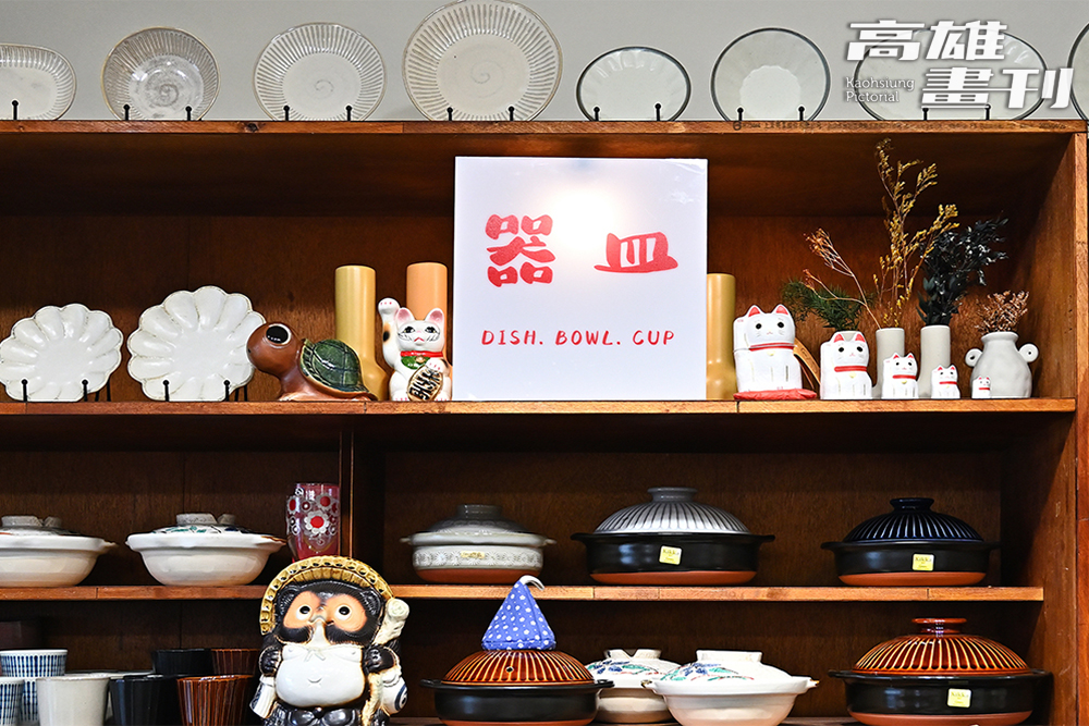 店裡有不少外型討喜的招財貓、達摩以及狸貓等吉祥物玩偶，加上器皿種類繁多，消費者總要花上一段時間選購。(攝影/Carter)