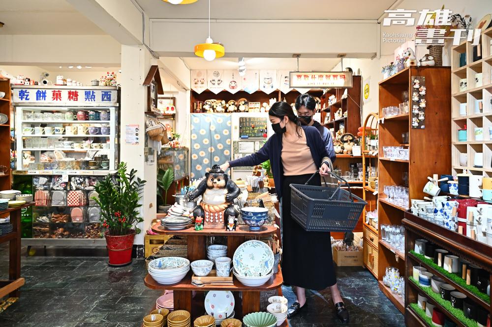 店裡有不少外型討喜的招財貓、達摩以及狸貓等吉祥物玩偶，加上器皿種類繁多，消費者總要花上一段時間選購。(攝影/Carter)