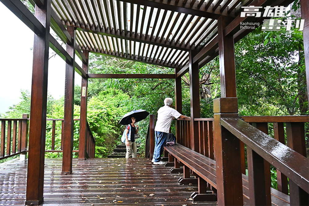 步道沿途設有兩座涼亭,或隨性坐在樹下俯瞰被青山環抱的寶來聚落、溪谷與山巒景致,特別感受心曠神怡。 (攝影/Carter) 步道沿途設有兩座涼亭,或隨性坐在樹下俯瞰被青山環抱的寶來聚落、溪谷與山巒景致,特別感受心曠神怡。 (攝影/Carter)