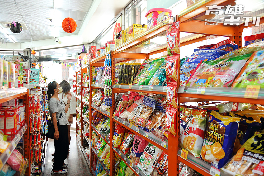 松貝進口食品精品百貨鄰近高美館，可搭乘輕軌「內惟藝術中心」站來一趟高雄一日遊。(攝影/Carter)