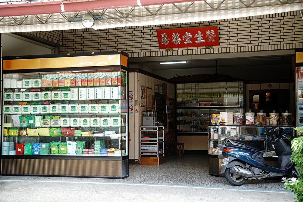 百年中藥房至今仍是甲仙老街的活歷史。 百年中藥房至今仍是甲仙老街的活歷史。