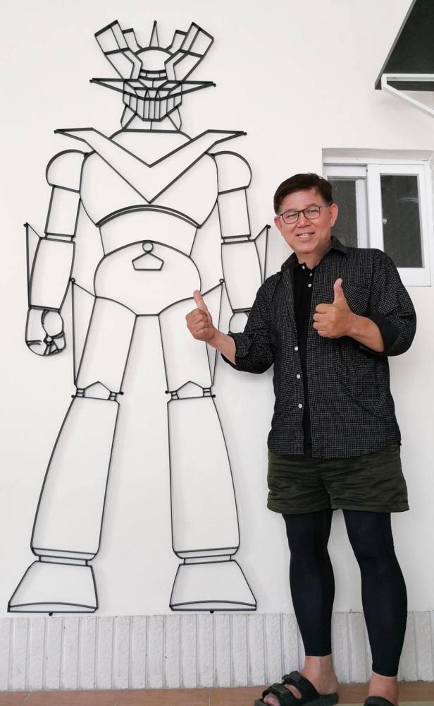打造一個等身大的無敵鐵金剛客製窗花，創意讓作品更別具意義。(圖片提供/舊是漂亮古早窗花)