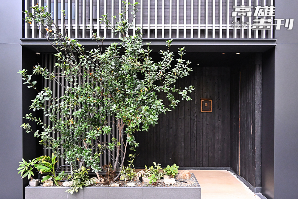 從熱鬧的復興路轉入寧靜小巷,「承SHO」在低調的環境中仍自帶光芒。(攝影/Carter) 從熱鬧的復興路轉入寧靜小巷,「承SHO」在低調的環境中仍自帶光芒。(攝影/Carter)