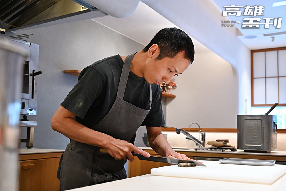 工作時表情嚴肅的藤本料理長,傳承前輩們對日本料理視覺到味覺的堅守。(攝影/Carter) 工作時表情嚴肅的藤本料理長,傳承前輩們對日本料理視覺到味覺的堅守。(攝影/Carter)