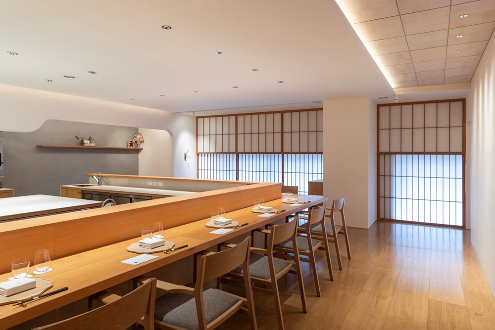 「承SHO」簡潔明亮的用餐環境,延續日本「傳DEN」與食客互動的文化,食客們有機會能了解每一道料理的製作過程。(圖片提供/承SHO) 「承SHO」簡潔明亮的用餐環境,延續日本「傳DEN」與食客互動的文化,食客們有機會能了解每一道料理的製作過程。(圖片提供/承SHO)